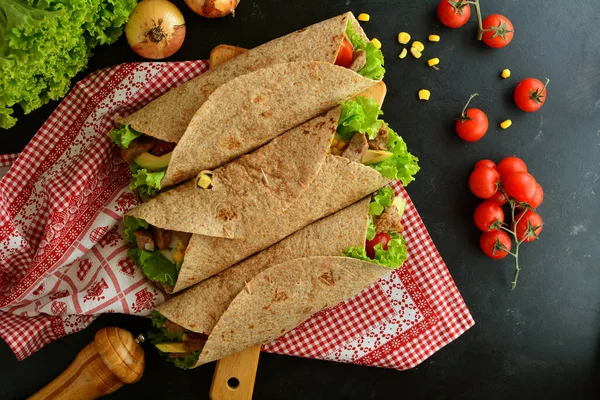 Arkaplanda tam tahıllı tortilla paketleri, kapatın