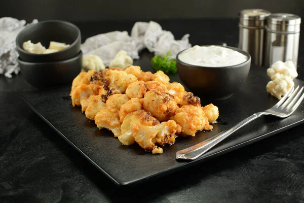  Keto buffalo karnabaharı Gorgonzola sosuyla ısırır.