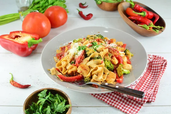 Arka planda sebzeli tavuk Fettuccine, kapat.