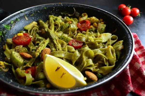 Avokado, kuşkonmaz ve bademli vegan ıspanağı Tagliatelle - glütensiz ve lifli zengin yemek