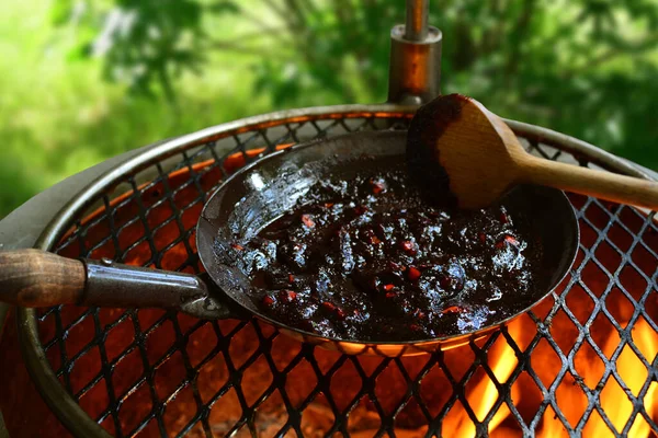 Arka planda ızgara alabalık hazırlama bölümünü kapatın.