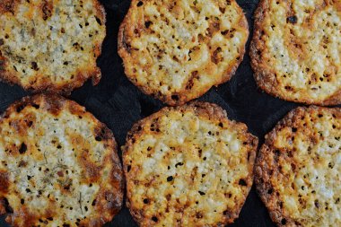 Keto Cheese Crackers - düşük karbonhidratlı ketojenik diyet atıştırmalıkları