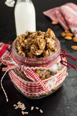 Arka planda keto düşük karbonhidratlı granola, kapat