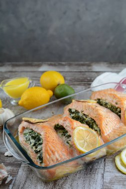 Keto Diyet Fırında Somon Ispanak ve Peynir ile doldurulmuş