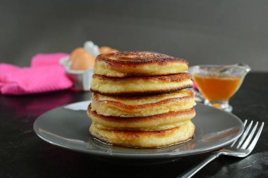 Keto krep badem unu ve şekersiz akçaağaç şurubu. 