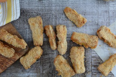 Arka planda keto patlıcan kızartması, kapat.