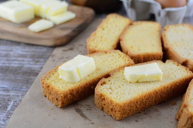 Arka planda badem unlu keto ekmeği, kapat