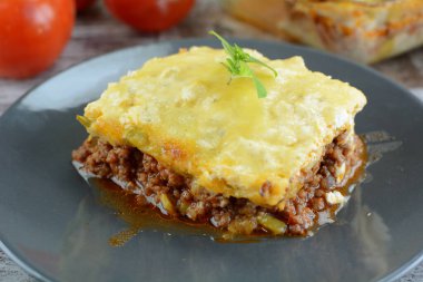 Arka planda keto düşük karbonhidratlı lazanya, kapat