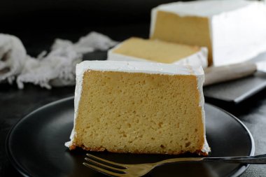 Düşük karbonhidratlı, şekersiz kremalı limonlu pasta. 