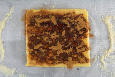 Masa arkasında yemek pişirmek için hamur işi.