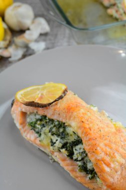 Keto Diyet Fırında Somon Ispanak ve Peynir ile doldurulmuş