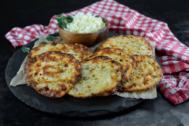 Keto Cheese Crackers - düşük karbonhidratlı ketojenik diyet atıştırmalıkları