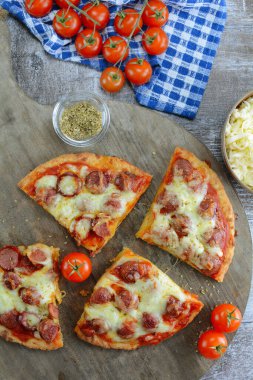 Keto düşük karbonhidratlı et kafalı pizza arka planda, kapat