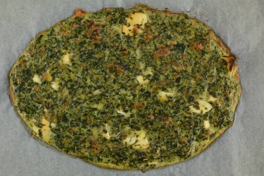 Arka planda feta olan keto Yunan yassı ekmeği, kapat