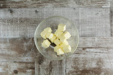 Arka planda izole edilmiş tereyağı parçaları..