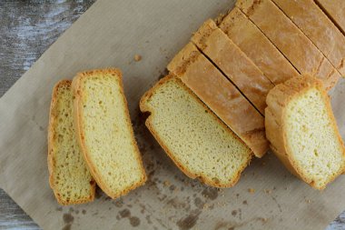 Arka planda badem unlu keto ekmeği, kapat