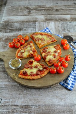 Keto düşük karbonhidratlı et kafalı pizza arka planda, kapat