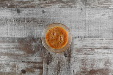 Ahşap arka planda cam kasede sos