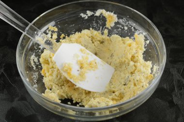 Keto Etkafa Pizzası - tarifin içeriğini gösteren bir dizi fotoğraf