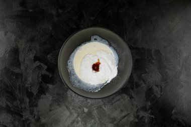 Hazırlık fotoğraflı keto limonlu pasta.