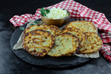Keto Cheese Crackers - düşük karbonhidratlı ketojenik diyet atıştırmalıkları