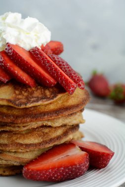 keto krep badem unu ve çilek