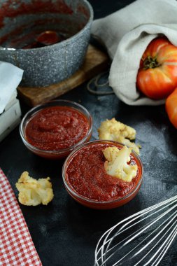  Arka planda keto şekersiz ketçap, kapat