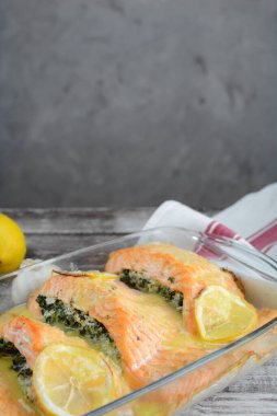 Keto Diyet Fırında Somon Ispanak ve Peynir ile doldurulmuş