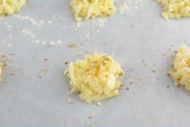 Keto peynirli kraker hazırlamak - düşük karbonhidratlı ketojenik diyet atıştırmalıklar