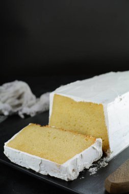 Düşük karbonhidratlı, şekersiz kremalı limonlu pasta. 