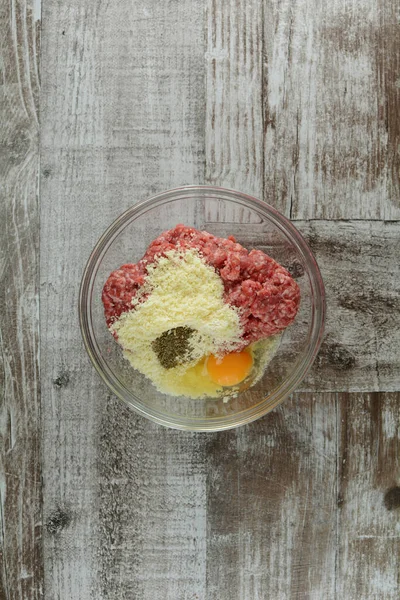 Carne Molida Con Huevo Bol Sobre Fondo Madera —  Fotos de Stock