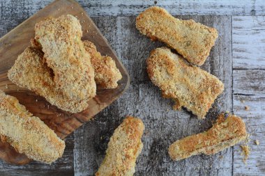 Arka planda keto patlıcan kızartması, kapat.