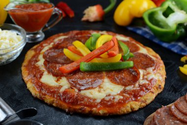 Arka planda keto karnabahar hamurlu pizza, kapat