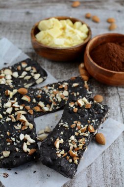 Arka planda Keto Diyet Çikolatalı Badem Kabuğu, kapat