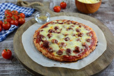 Keto düşük karbonhidratlı et kafalı pizza arka planda, kapat