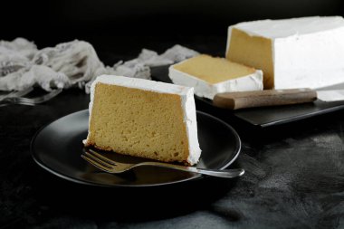 Düşük karbonhidratlı, şekersiz kremalı limonlu pasta. 