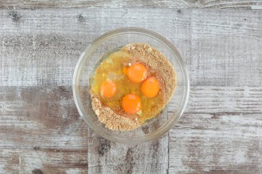 Badem unlu krep hazırlıyorum. 