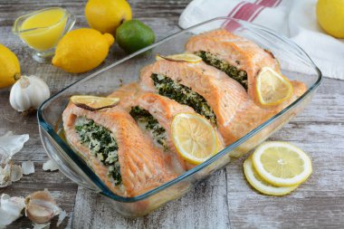 Keto Diyet Fırında Somon Ispanak ve Peynir ile doldurulmuş