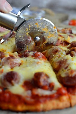 Keto düşük karbonhidratlı et kafalı pizza arka planda, kapat