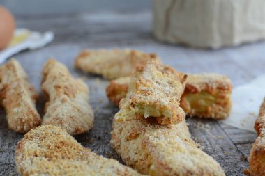 Arka planda keto patlıcan kızartması, kapat.