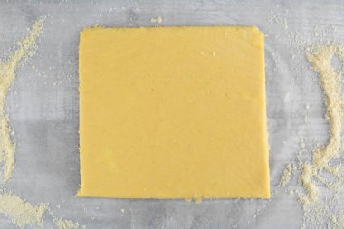 Masa arkasında yemek pişirmek için hamur işi.