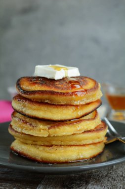 Keto krep badem unu ve şekersiz akçaağaç şurubu. 