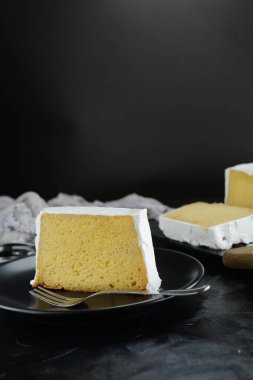 Düşük karbonhidratlı, şekersiz kremalı limonlu pasta. 