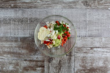 Guacamole ve sebzeli cam kâse manzarası