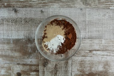 Arka planda vişneli pasta hazırlıyorum.