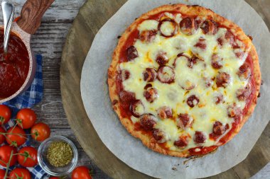 Keto düşük karbonhidratlı et kafalı pizza arka planda, kapat