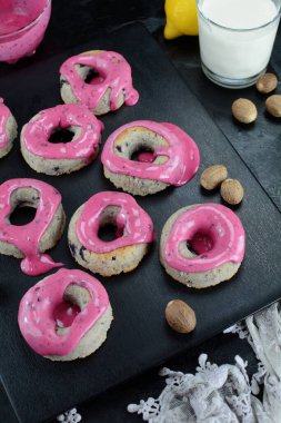 Arka planda keto yaban mersinli kek, kapat.