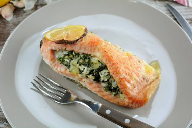 Keto Diyet Fırında Somon Ispanak ve Peynir ile doldurulmuş
