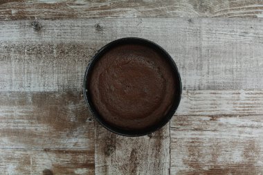 Arka planda vişneli pasta hazırlıyorum.