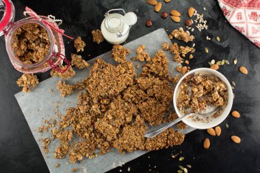 Arka planda keto düşük karbonhidratlı granola, kapat